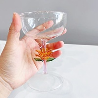 Gobelet artisanal en verre borosilicate - Accent floral jaune, tige rose, gobelet transparent pour un usage quotidien et la décoration de la maison