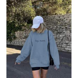 เสื้อสเวตเชิ้ตปักลายสำหรับคุณแม่ แบบลำลอง ทรงโอเวอร์ไซส์ มีฮู้ดคอกลม สำหรับชีวิตคุณแม่ - Product Image 2