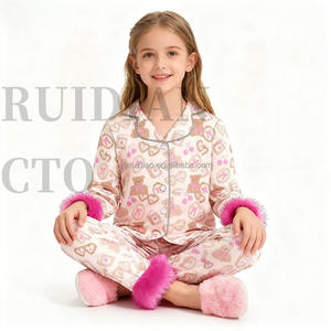 <span class=keywords><strong>Pigiama</strong></span> per Bambine per San Valentino, Set 2 Pezzi <span class=keywords><strong>con</strong></span> Camicia a Maniche Lunghe <span class=keywords><strong>con</strong></span> <span class=keywords><strong>Bottoni</strong></span> e Pantaloni <span class=keywords><strong>con</strong></span> Bordo Peloso - Product Image 1