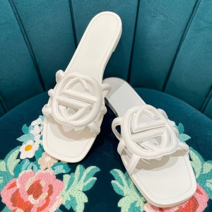 Sandalias de lujo al por mayor, tipo mule, planas, huecas, con logo entrelazado, sin cordones, de diseñador, para verano y playa, para mujer. - Product Image 2