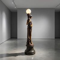 Sculpture en bronze grandeur nature : Jeune fille tenant une lampe – Art de jardin entièrement personnalisable avec installation et câblage sur site