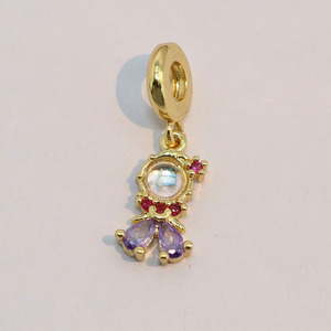 CZ8864 Pequeños y Mini Charms de Niña Sirena con Figura de Princesa, Chapados en Oro de 18k, con Circonitas Cúbicas y Micro Pavé, Estilo Cuentos de Hadas - Product Image 5