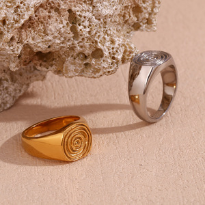 Bague signet gravée avec empreinte digitale, plaquée or PVD, bijoux en acier inoxydable imperméable, bijoux pour femmes - Product Image 1