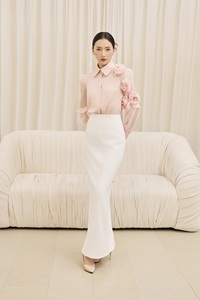Blusa Elegante y Femenina de Organza y Mezcla de Seda con Cuello Camisero Tradicional Vietnamita, Modelo PEONIA, con Mangas de Chifón Floral, KA70 - Product Image 6