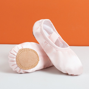 Chaussons de ballet souples pour femmes et enfants, dessus en toile extensible, semelle extérieure en cuir véritable, sequins brodés, respirants et confortables - Product Image 6