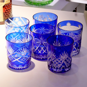 Verre à whisky en verre bleu de style japonais Edo Kiriko, fabriqué en usine, pour les bars et la préparation de cocktails à domicile - Product Image 1