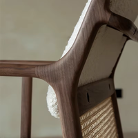 Chaise de salle à manger de style nordique vintage avec assise en cuir et bois de caoutchouc, coussin en velours d'agneau, meubles élégants pour salle à manger