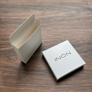 Elegantes Cajas de Regalo Blancas para Joyería - Cajas Rígidas de Cartón Impresas Personalizadas para Cosméticos y Accesorios - Product Image 2