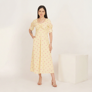 Robe midi jaune à pois avec manches bouffantes, col croisé, froncée, coupe trapèze ample, tenue décontractée d'été pour femme - Product Image 1