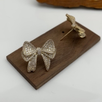 Vente en gros de boucles d'oreilles européennes américaines de luxe avancées 2024 arc en diamant flash exagéré géométrique avec pierres de zircon