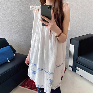 Chemisier sans manches brodé style français pour femme, débardeur blanc élégant et ajusté pour les vacances - Product Image 1