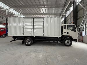Camión de carga Sinotruk Howo con cabina extendida, volante a la derecha (RHD) y a la izquierda (LHD), con cabina dormitorio y plataforma de carga larga cerrada para transporte de mercancías. - Product Image 4