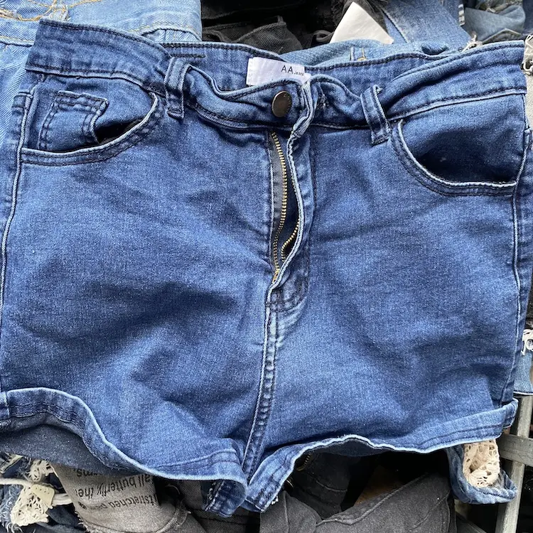 China Fabrik verwendet Jeans shorts Frauen gebrauchte Kleidung zum Verkauf in 100kg 45kg Ballen