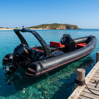 Bateau semi-rigide de luxe 5,8 m (19 pieds) en Hypalon PVC, console centrale, coque noire en fibre de verre, bateau pneumatique rigide, yacht de sport, tender, bateau de croisière de jour, bateau de plongée