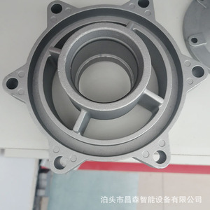 Pièces moulées sur mesure en aluminium avec filetages et brides pour applications mécaniques - Product Image 2