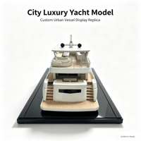 Maquette de yacht de luxe personnalisée avec coque blanche, pont texturé bois et support d'affichage miroir