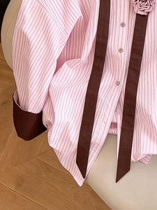<span class=keywords><strong>Chemise</strong></span> boutonnée rayée rose pour <span class=keywords><strong>femme</strong></span> 2026 avec broche rose et détail ruban - Product Image 6