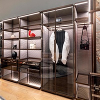 Armoire autoportante moderne en chêne avec portes affleurantes asymétriques, meuble de rangement pour dressing, extensible et ajustable, gain de place