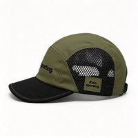 Casquette de baseball non structurée à 5 panneaux avec logo personnalisé, panneaux latéraux en maille contrastante et visière incurvée, idéale pour le trail running et le camping