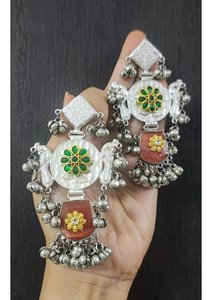 Pendientes Jhumka de Diseño en Dos Tonos con Pedrería de Primera Calidad y Detalles Tradicionales de Ghungroo, Joyería de Moda para Mujeres y Niñas - Product Image 4