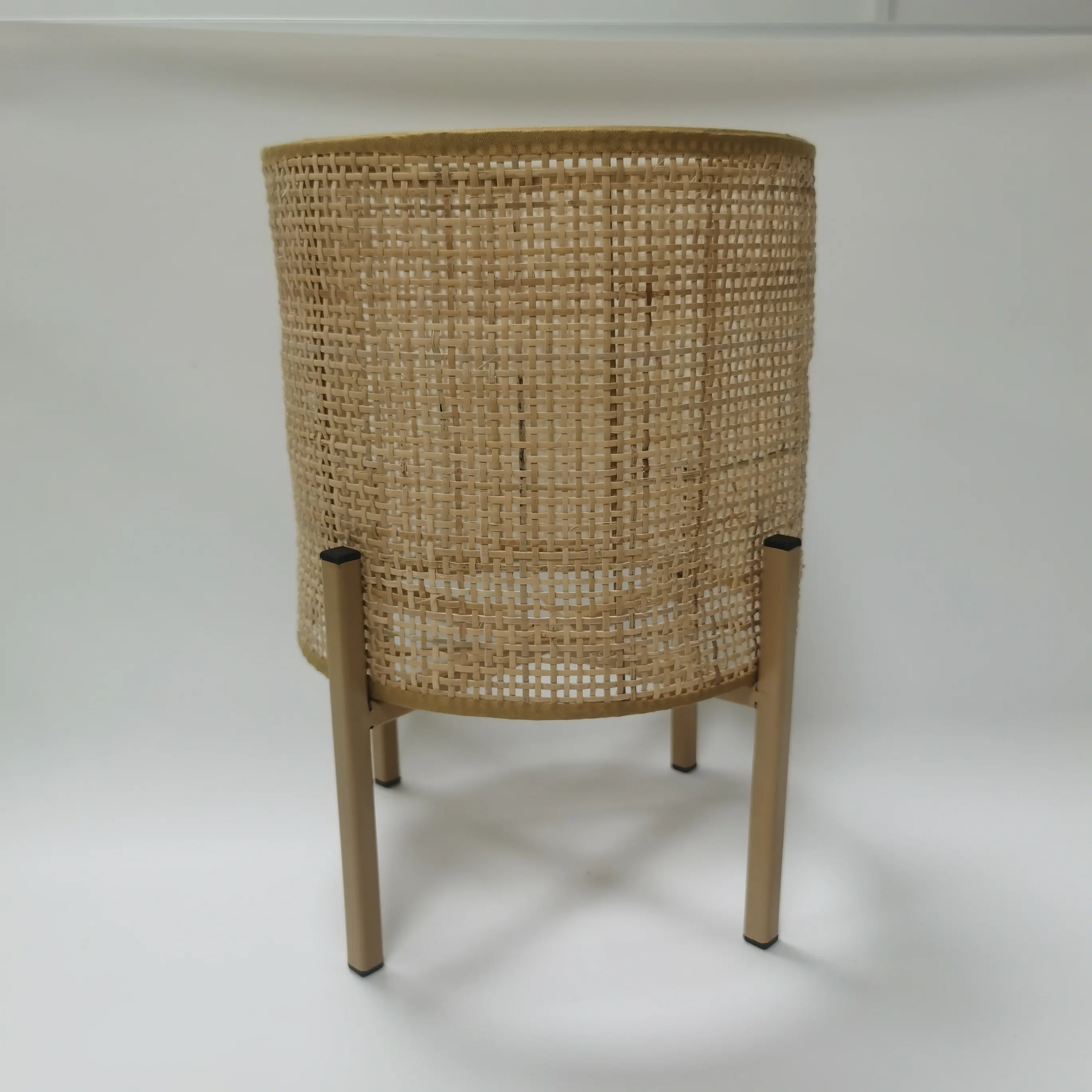 Wholesale sea grass planter with leg made in China Vintage rattan wicker plant stand Modern design woven wicker flower pots