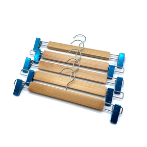 ไม้แขวนเสื้อไม้คุณภาพดีที่สุด ขายส่งไม้แขวนเสื้อไม้พร้อมโลโก้ สำหรับเสื้อผ้า มีจำหน่าย - Product Image 3