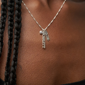 Collana Jietao in Acciaio Inox Placcato Oro 18K con Barra Verticale Personalizzabile per Nome e Data, Charm a Cuore con Zirconi e Catena Intrecciata, Gioielli Personalizzati per Donne - Product Image 5