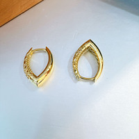 Boucles d'oreilles créoles huggie en or massif 18 carats, en forme de V, ajourées, texturées, à coupe diamant, creuses, pour femme, usage quotidien, fournisseur en gros d'or