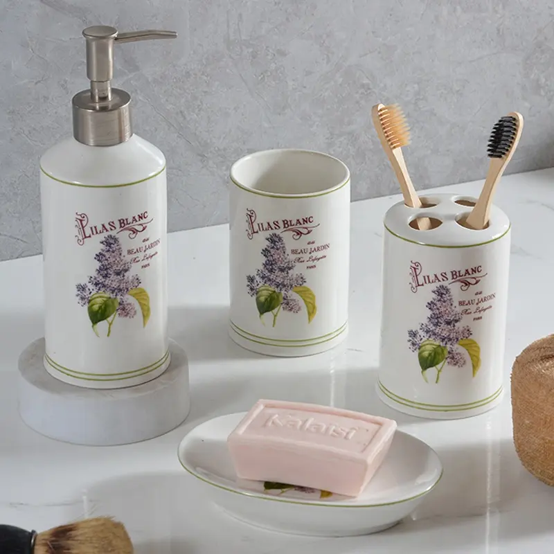 Juegos de accesorios de baño modernos de cerámica de China Juego de baño de cuatro piezas de lujo para súper mercados