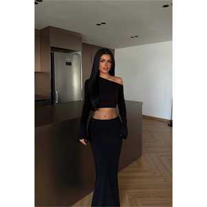 Traje Formal Negro con Decoración de Botones y Falda - Product Image 3