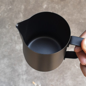 Échantillon gratuit <span class=keywords><strong>pot</strong></span> à <span class=keywords><strong>lait</strong></span> 12oz 30oz pichet à mousseur à <span class=keywords><strong>lait</strong></span> en acier inoxydable expresso <span class=keywords><strong>cappuccino</strong></span> café Latte Art tasse pichet à vapeur - Product Image 6