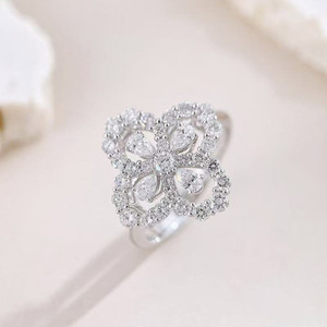 Anillo de Boda para Mujer Little Lucky, Diseño de Trébol de Cuatro Hojas, Lujoso, con Diamante Cultivado en Laboratorio con Corte de Pera, Oro Blanco de 18K PT950, Certificado IGI - Product Image 2