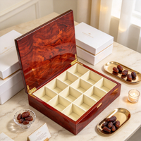 Boîte à chocolats en bois plaqué grain brillant, multi-compartiments, doublure en velours, logo personnalisé, charnière métallique pour l'emballage de luxe des friandises du Ramadan et de l'Aïd