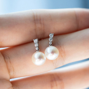 Eleganti Orecchini a Perno con Perle Incastonate per Donne, Gioielli Delicati per Uso Quotidiano - Product Image 4