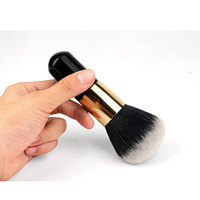 Grand pinceau de maquillage en fibres synthétiques, idéal pour l'application de fond de teint et de poudre compacte