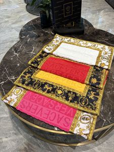 Juego de Toallas de Lujo con Estampado Dorado Barroco - Juego de 3 Toallas de Baño de Algodón, Toalla Facial y Toalla de Manos con Patrón Versátil, Térmicas y Transpirables - Product Image 4
