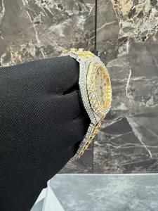 Reloj de Cuarzo Brillantemente Diseñado con Piedras de Moissanita que Ofrecen un Brillo de Lujo y Precisión - Product Image 4