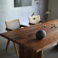 Ensemble de table à manger en noyer massif Wabi Sabi, table à plateau épais avec banc pour hôtel écologique