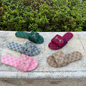 Sandales plates à carreaux pour femmes avec décorations métalliques, ouvertes à l'avant, pour l'été, la plage et l'extérieur - Product Image 1
