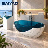 Baignoire autoportante en résine transparente au design sculptural, bleu clair, aspect marbre, pour hôtel et villa