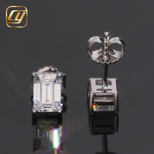 Boucles d'oreilles clous en moissanite taille émeraude, argent 925 plaqué rhodium, sertissage griffe, bijoux géométriques classiques pour femme - Product Image 2
