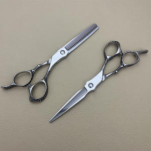 Ciseaux de coiffure professionnels 62 mm, ciseaux à effiler pour droitiers, en acier inoxydable, outils de salon de beauté, poignée petite dragon - Product Image 1