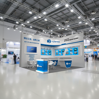 Stand d'exposition, design bleu avec télévision et espace de rangement, idéal pour les salons professionnels en Europe
