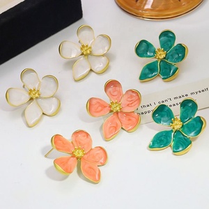 Pendientes de pétalos de flor de acero inoxidable, chapados en oro de 14K, con esmalte, estilo retro, elegantes y sencillos, de alta gama. - Product Image 2