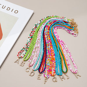 Collana multicolore con perline di semi arcobaleno con ciondolo iniziale in oro personalizzato collana iniziale con perline regalo personalizzato migliori amici - Product Image 4