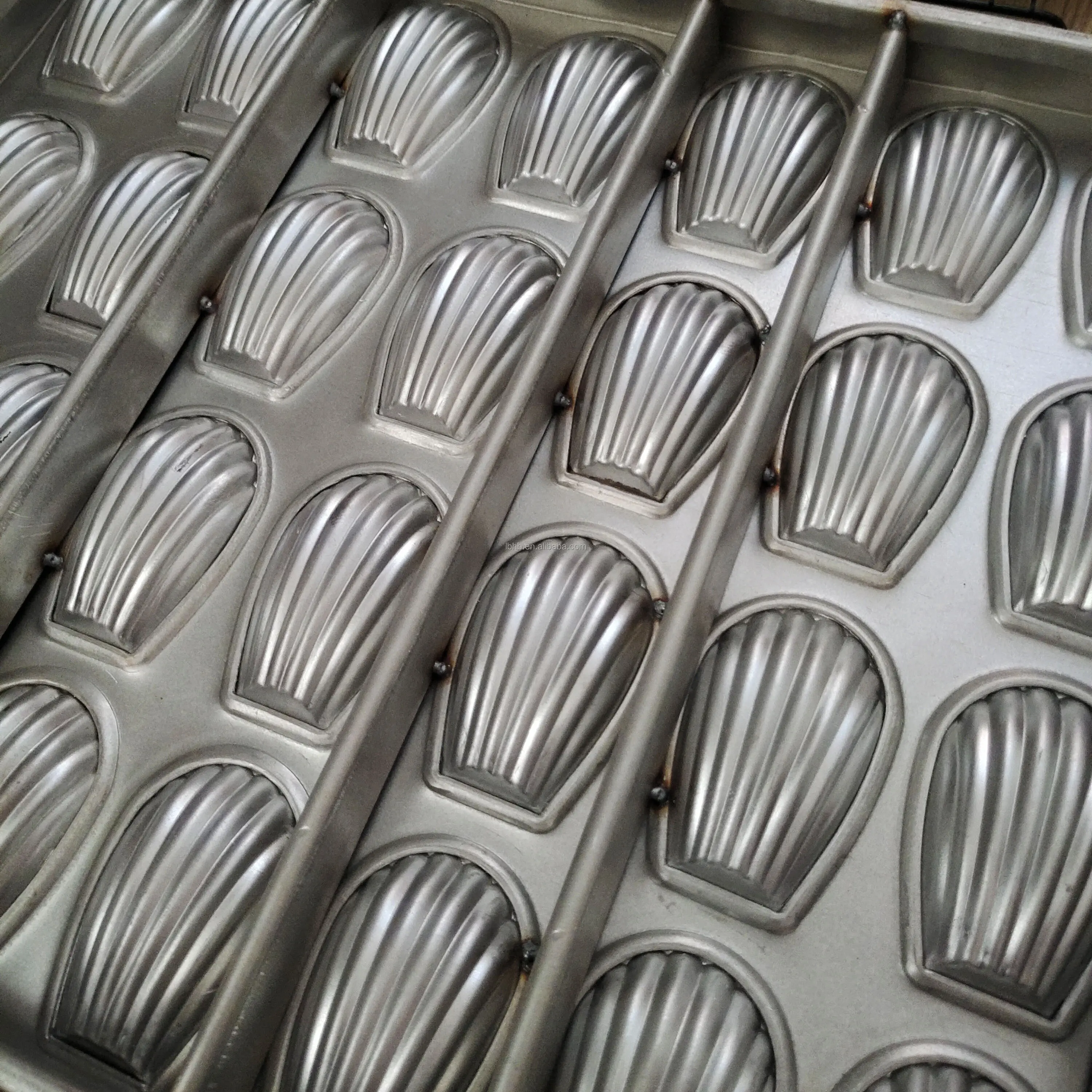 Precio de fábrica personalizado Cupcake muffin pan Alusteel antiadherente Shell Madeleine molde bandeja para hornear molde para pasteles