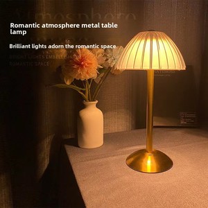 Lampada da Tavolo Retrò di Lusso in Cristallo <span class=keywords><strong>con</strong></span> Interruttore Touch, Batteria Inclusa, Paralume in Acrilico - Luce d'Atmosfera per Camera da Letto e Uso Universale - Product Image 4