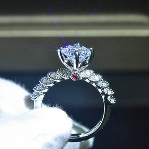 Anello da donna effetto moissanite, elegante gioiello di tendenza, accessorio di lusso leggero in stile zircone - Product Image 3