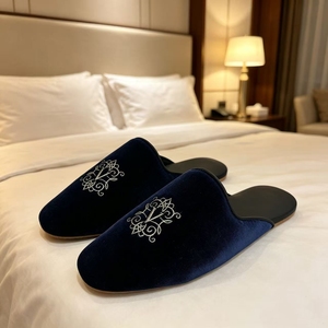 Chaussons d'hôtel personnalisés en velours brodé avec logo, 5 étoiles, pour femmes et hommes, en cuir véritable souple, silencieux, fabriqués en usine - Product Image 2