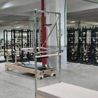 Dua Penutup Pelapis Khusus Warna dan Logo BB Strata Rock Maple Wood Pilates Reformer Dengan Tower dan Matras